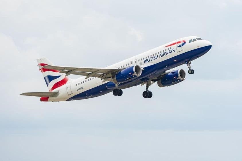 Un avión de pasajeros Airbus A320-232 de British Airways de fuselaje estrecho