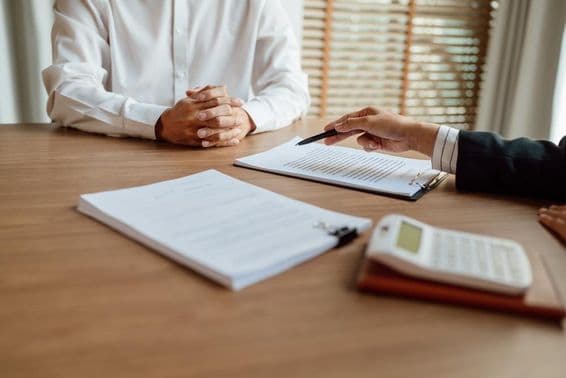 Agente de seguros firmando un contrato.