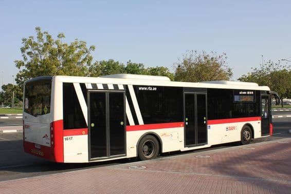 Autobús de Dubai en la parada.