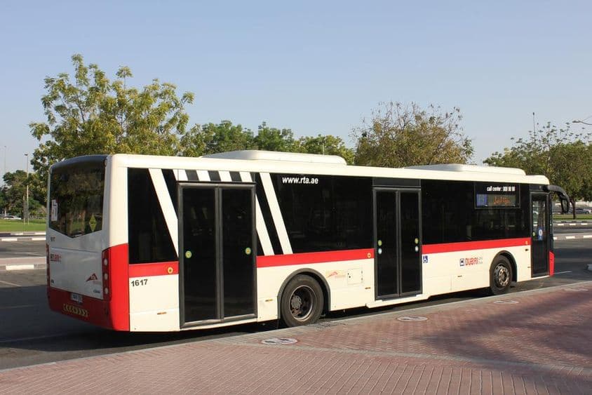 Autobús de Dubai en la parada.