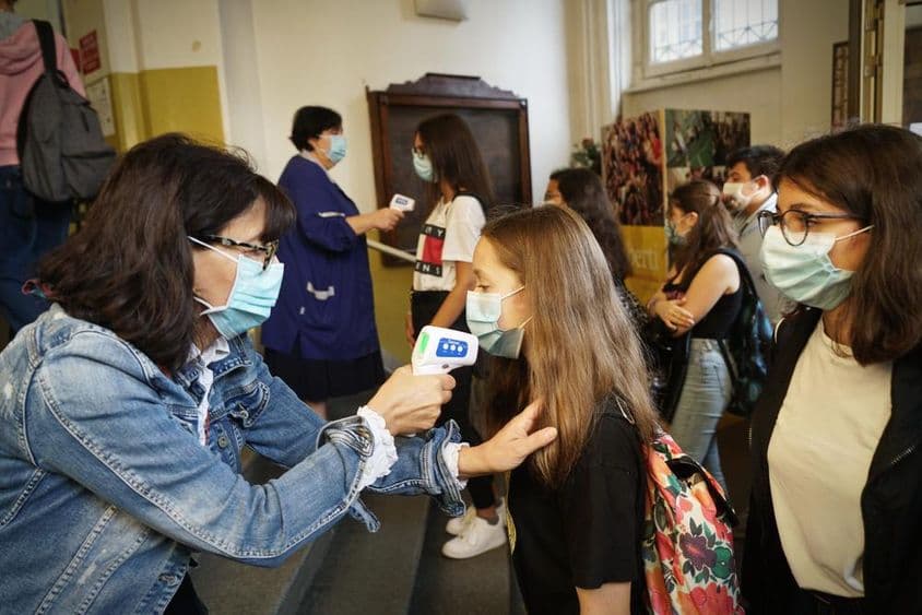 Los estudiantes se someten a un control de temperatura en la escuela.