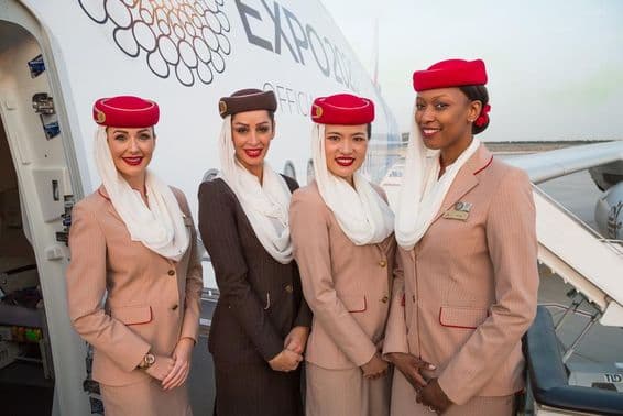 Miembros de la tripulación de cabina de la aerolínea Emirates.