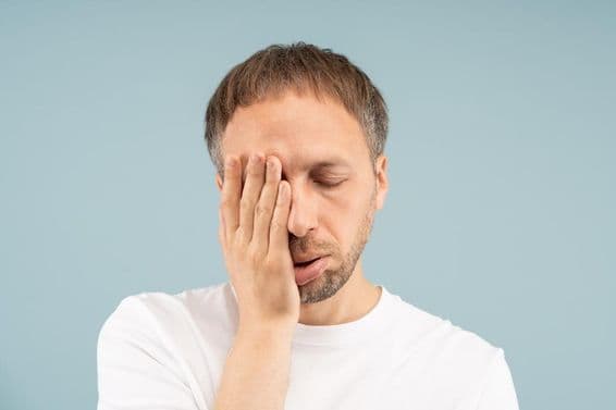 El hombre cansado se siente agotado, necesita ayuda psicológica.