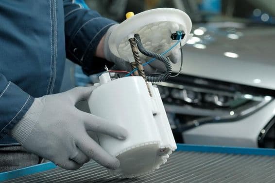 Preparación para instalar una nueva bomba de combustible y reemplazar un producto defectuoso.