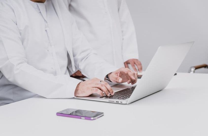 Empresarios árabes con atuendo tradicional.