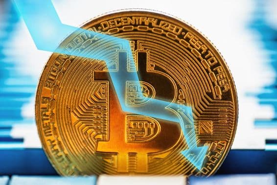 Moneda de Bitcoin dorada: símbolo de criptomoneda y flecha apuntando hacia abajo en un fondo técnico.