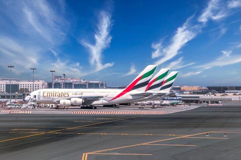 Aeropuerto de Dubái con aviones de Emirates estacionados.