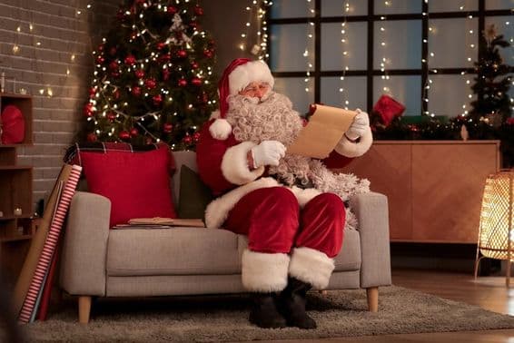 Santa sentado en un sofá.