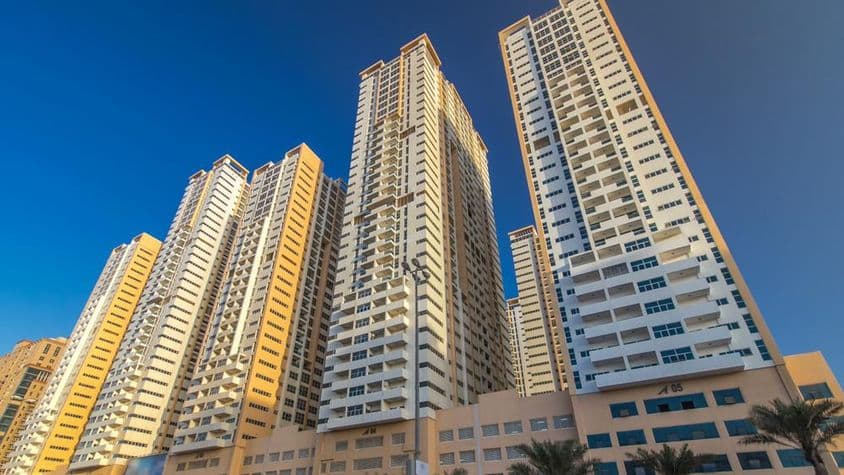 Modernas torres nuevas en Ajman.