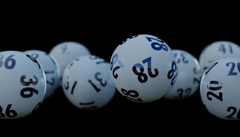 Números de lotería en bolas.