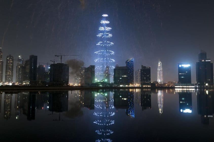Celebración de Año Nuevo y fuegos artificiales en el Burj Khalifa en Dubái.