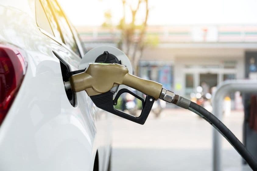 Boquilla de bomba de gasolina en un automóvil.