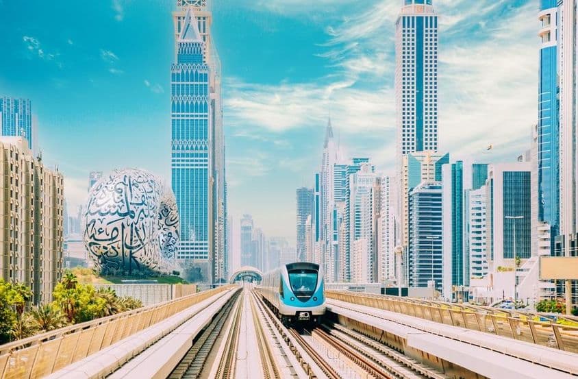 Metro de Dubái con el Museo del Futuro y rascacielos al fondo.