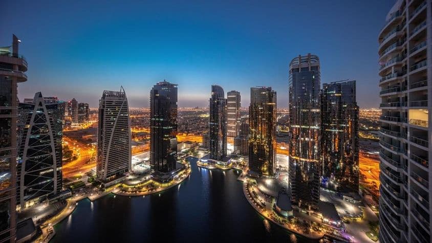 Panorama de edificios residenciales en el área de JLT, torres iluminadas y rascacielos.