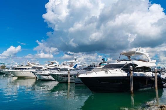 Yate en un puerto marítimo.