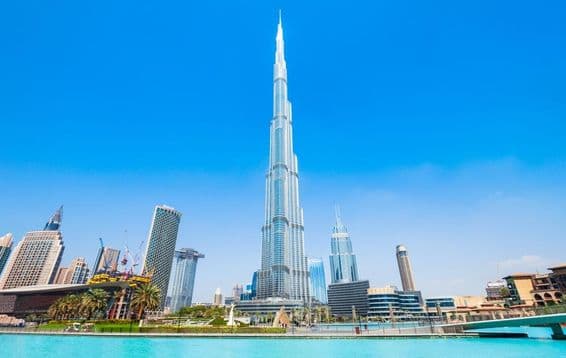 Burj Khalifa durante la encantadora hora azul.