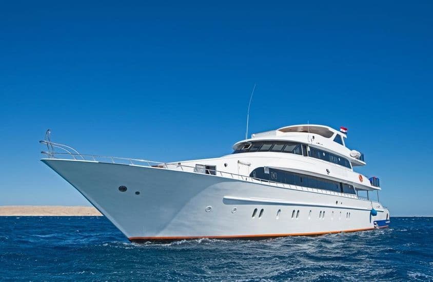 Un gran yate privado de lujo navegando en el mar tropical.