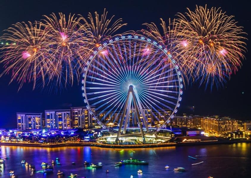 Fuegos artificiales espectaculares para la inauguración de Ain Dubai.