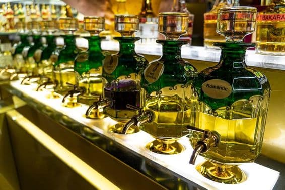 Primer plano de botellas de aceites esenciales utilizadas para perfumería en el mercado Souk Madinat Jumeirah.