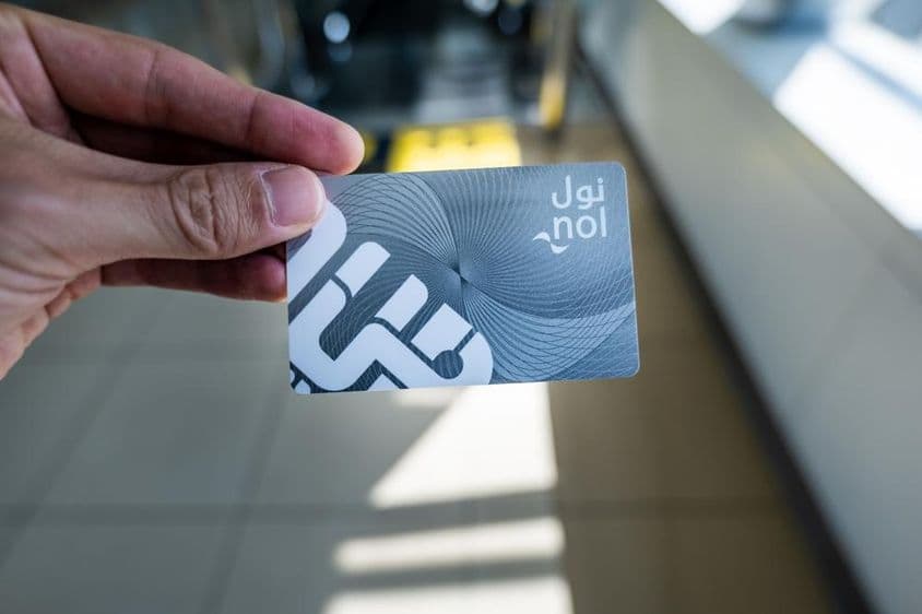 Tarjeta Nol de Dubái en la mano de un hombre.