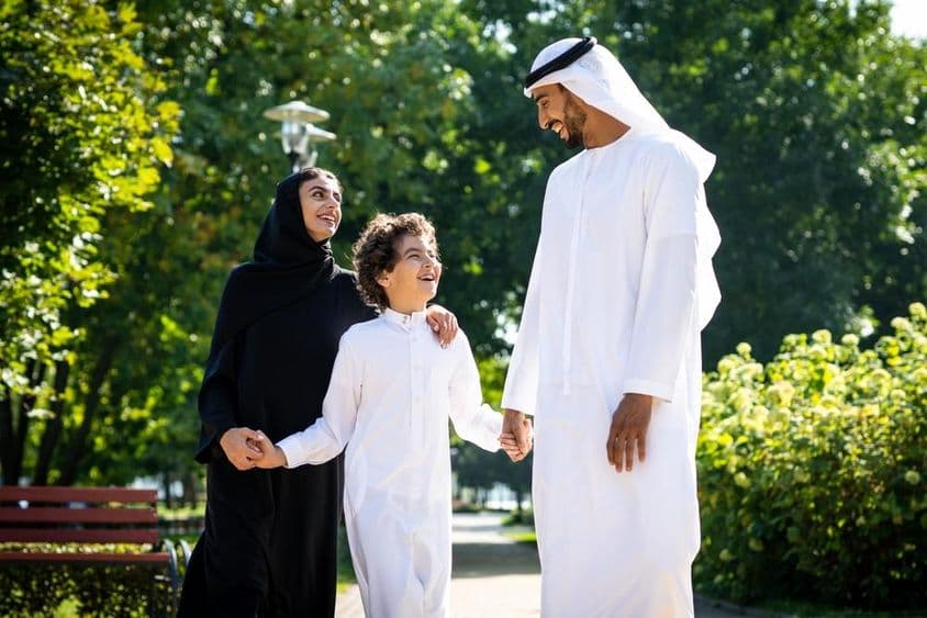 Una familia emiratí pasando tiempo en el parque.