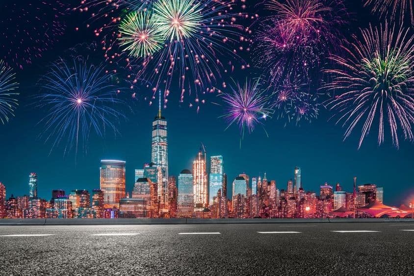 Fuegos artificiales nocturnos en Dubái.