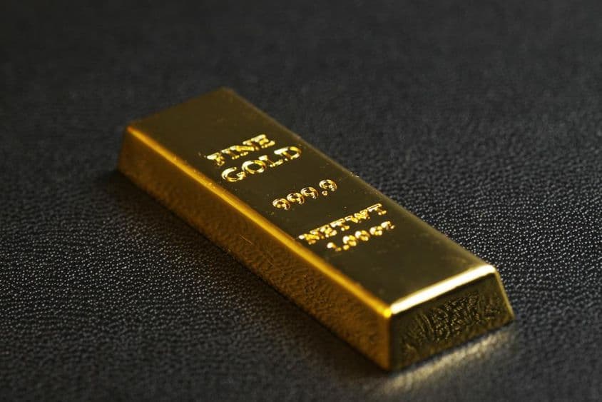 Barra de oro de 999.9 de pureza sobre fondo negro.