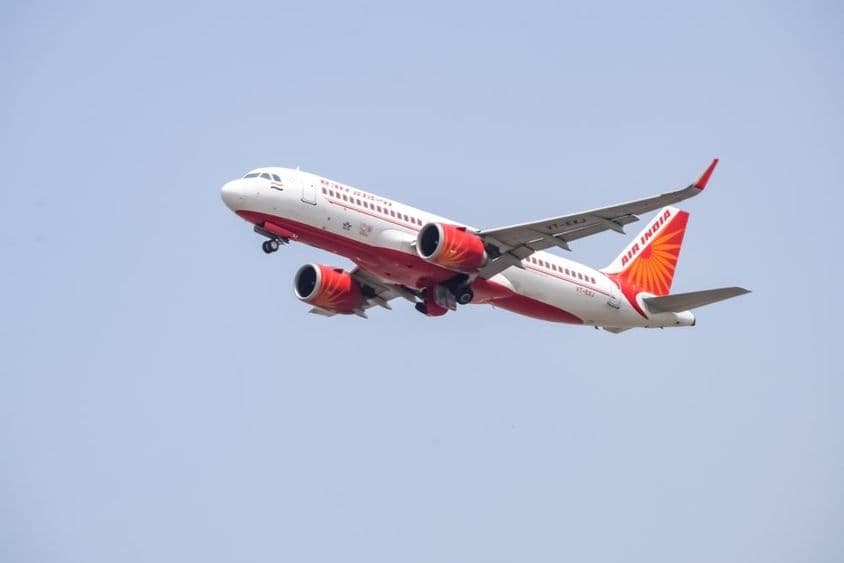 Air India Airbus A320 despegando de Aeropuerto Internacional Indira Gandhi en Delhi.