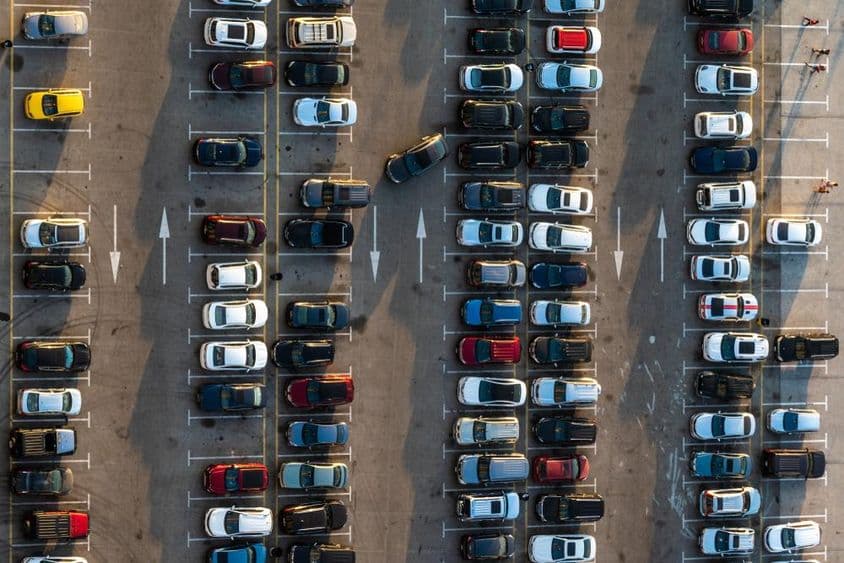 Un estacionamiento público desde una vista de pájaro.
