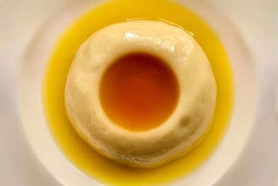 Aseeda, un conocido plato dulce, tradicionalmente cocinado en reuniones, especialmente durante celebraciones de nacimientos o eventos familiares durante las fiestas.