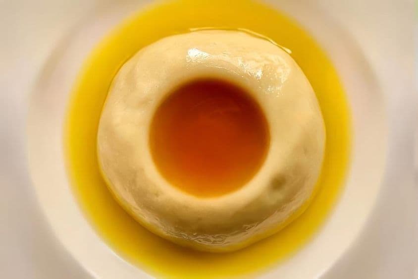 Aseeda, un conocido plato dulce, tradicionalmente cocinado en reuniones, especialmente durante celebraciones de nacimientos o eventos familiares durante las fiestas.