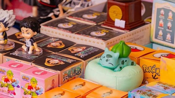 Colección de productos de anime y videojuegos, incluyendo Pokémon Bulbasaur, personajes de Haikyuu y figuras de Kirby.