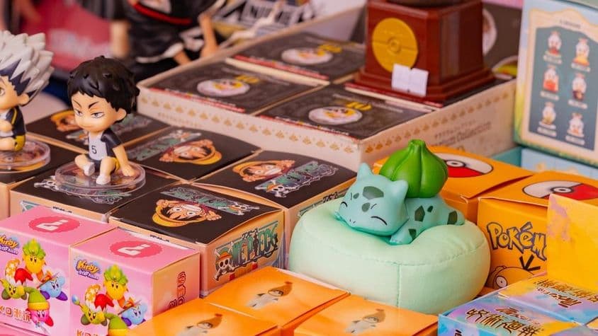 Colección de productos de anime y videojuegos, incluyendo Pokémon Bulbasaur, personajes de Haikyuu y figuras de Kirby.