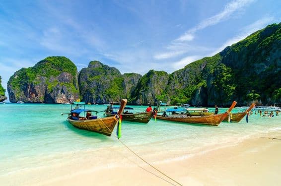 Vista de la playa tropical en la bahía de Maya cerca de Phuket, Tailandia.