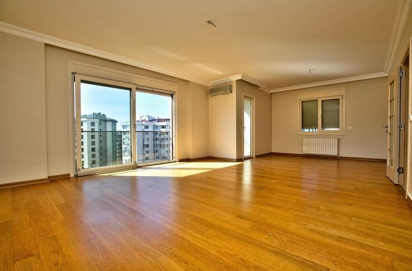 Habitación vacía en una casa de lujo en Dubai.