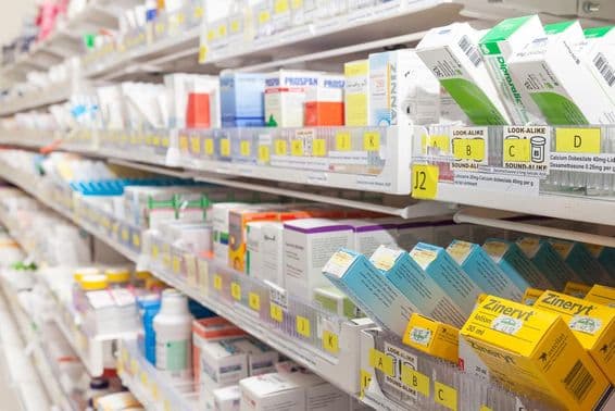 Estantes de farmacia con varios productos.