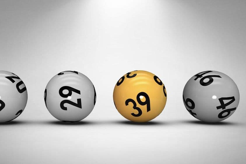 Bolas de lotería con números.