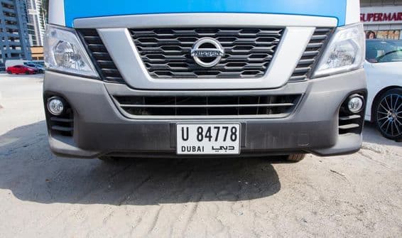 Coche con placa de matrícula de Dubái.