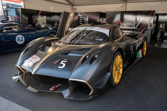 La impresionante vista frontal del Pagani Huayra R GT1 con textura de fibra de carbono.