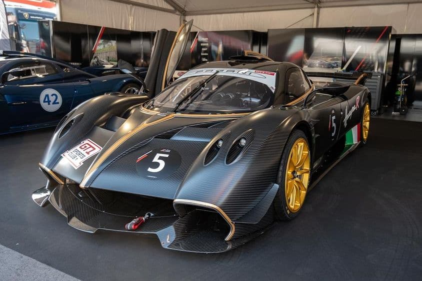 La impresionante vista frontal del Pagani Huayra R GT1 con textura de fibra de carbono.