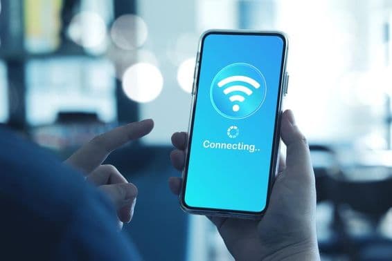 Hombre usando smartphone para conectarse al Wi-Fi en su teléfono inteligente.