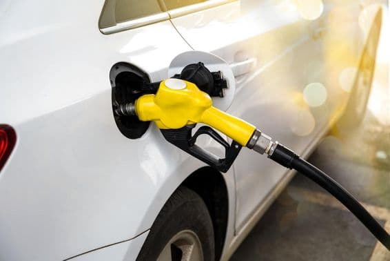 Repostando un coche en una gasolinera en Dubái.