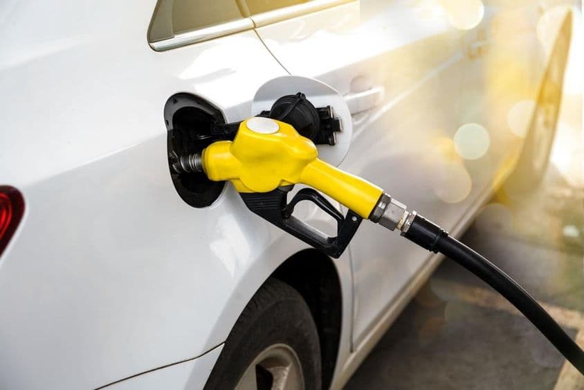 Repostando un coche en una gasolinera en Dubái.