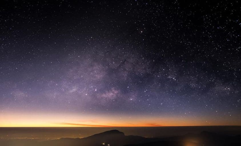 Altas montañas, noche, Vía Láctea y estrellas en el cielo nocturno son hermosas.