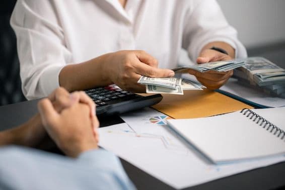 Una persona gestionando sabiamente sus finanzas, ahorrando dinero de su salario, asegurando ingresos estables para pagos futuros e inversiones empresariales.