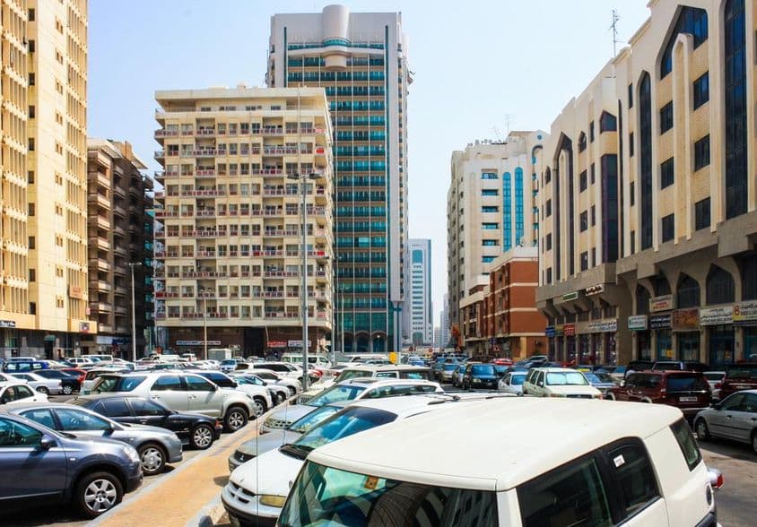 Vista del horizonte de Abu Dhabi y autos estacionados en Abu Dhabi.