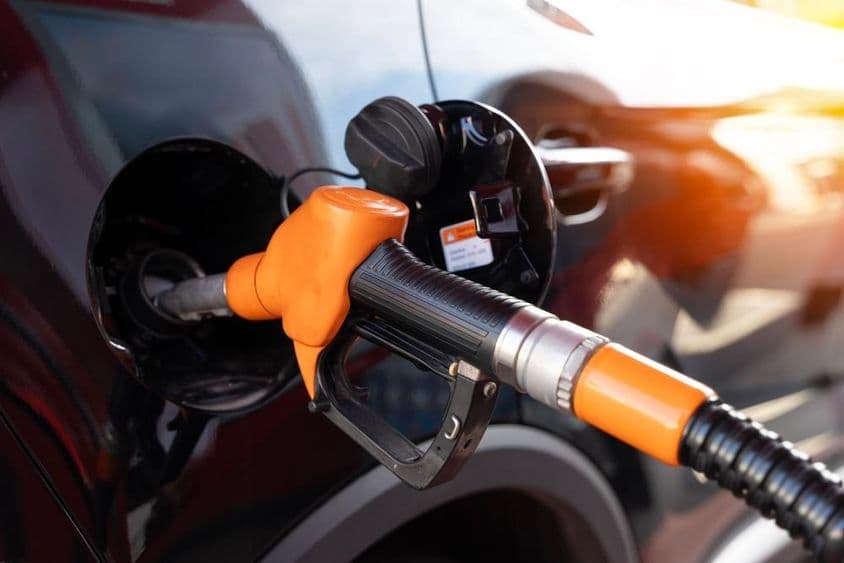 Repostando en la gasolinera.