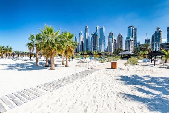 Playa Jumeirah de Dubái con rascacielos al fondo en Dubái.