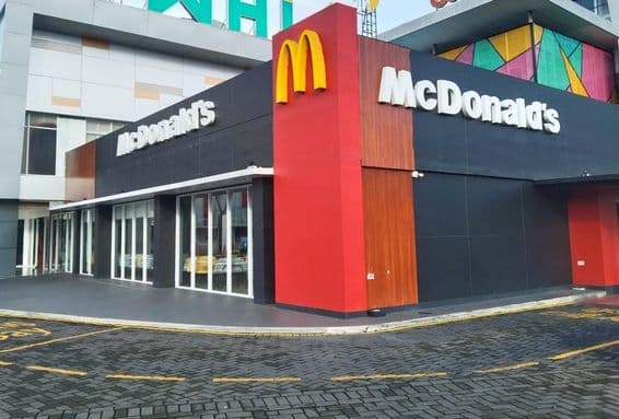 Restaurante McDonald's en una calle pequeña.