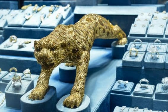 Figura de leopardo de oro incrustada con diamantes en el mercado de oro.